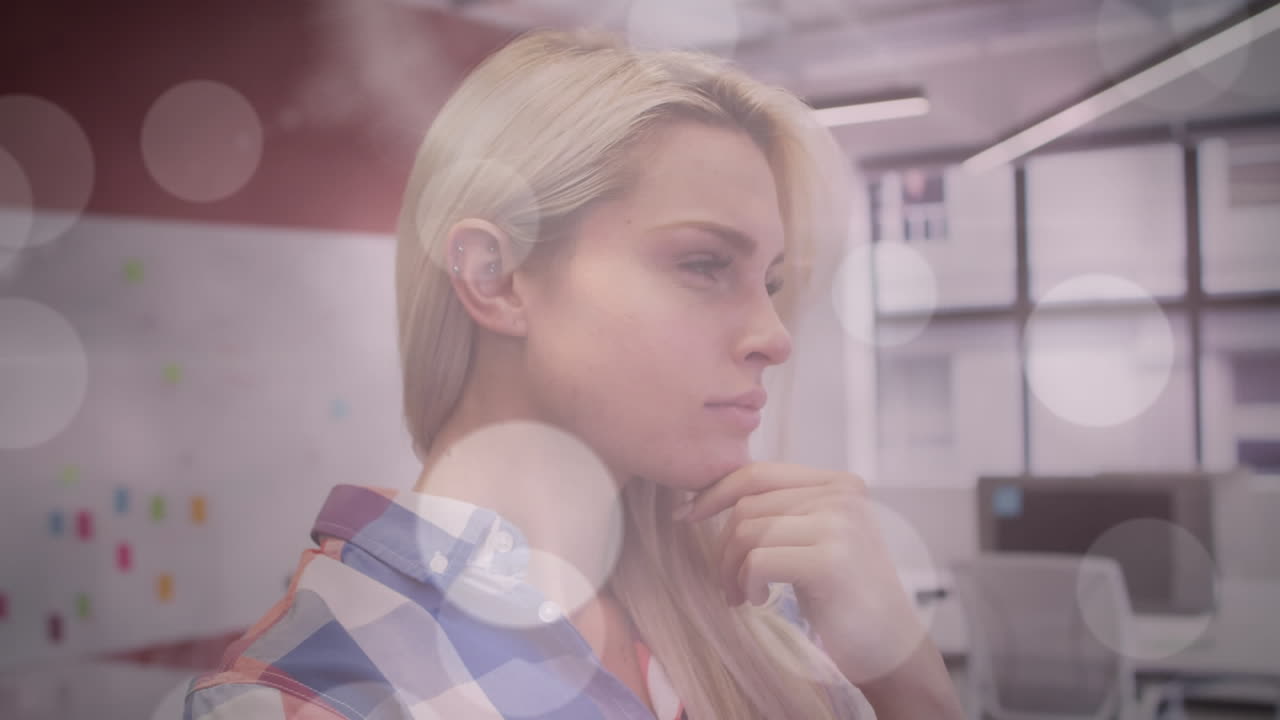 animación de puntos de luz sobre mujer de negocios caucásica pensando en la oficina