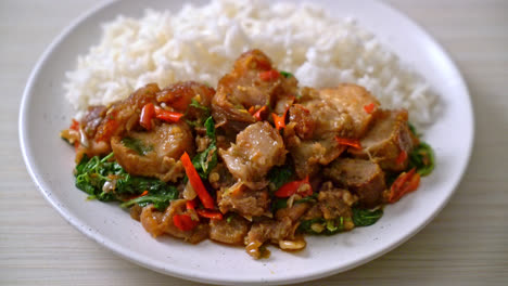 panceta de cerdo crujiente salteada y albahaca con arroz - estilo asiático local de comida callejera