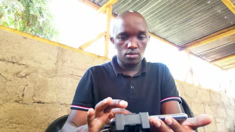un piloto de drones africanos volando drones en áfrica rural