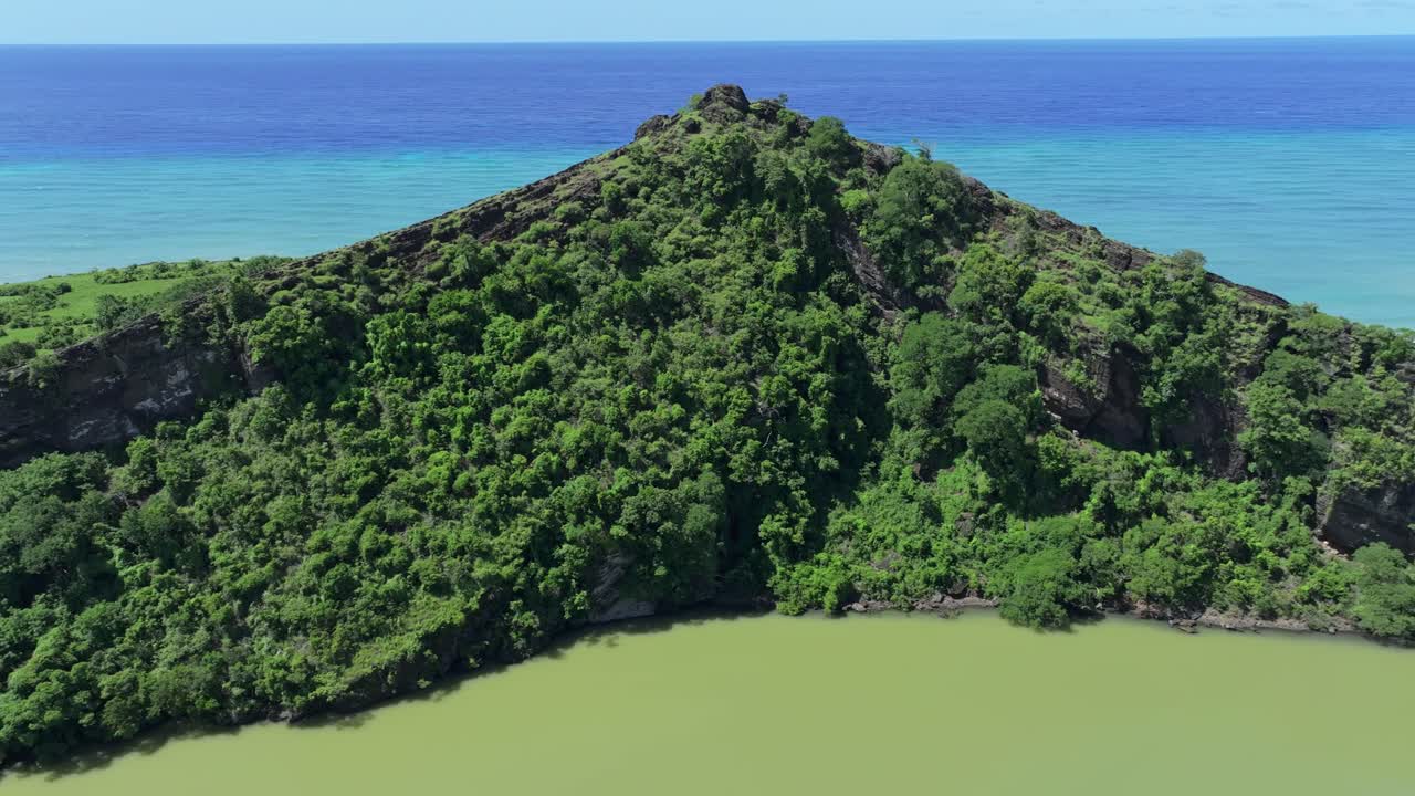 Comoros - grance Comoe - lac Salé - Slide along the crater