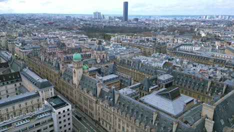 Universidad-De-La-Sorbona-Con-La-Torre-Montparnasse-Al-Fondo,-Paisaje-Urbano-De-París,-Francia