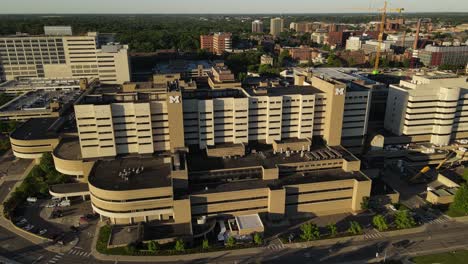 complejo de edificios del hospital universitario de michigan, vista de órbita aérea