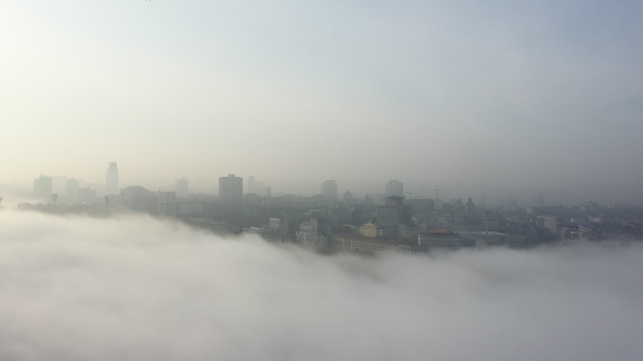 아침 안개로 뒤인 도시