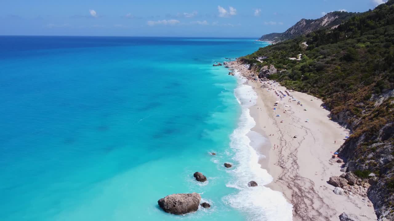 Cena pitoresca de praia com água turquesa e litoral arenoso