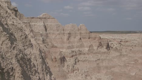 Felsformation-Berg-Bad-Lands-Nationalpark-Landschaft-Seitenansicht