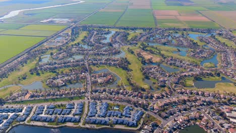 Die-Privaten-Häuser-Am-Wasser-Und-Der-Country-Club,-Der-Discovery-Bay,-Kalifornien,-Und-Das-Angrenzende-Ackerland-Ausmacht-–-Umlaufende-Luftaufnahme