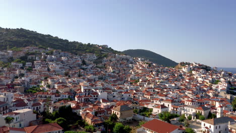 Vista-Aérea-De-La-Hermosa-Ciudad-De-Skopelos-En-Espóradas,-Grecia-Durante-La-Puesta-De-Sol.