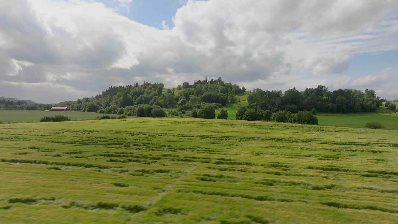 봄철 동안 시골의 푸른 밀밭을 공중 무인 항공기로 볼 수 있습니다.