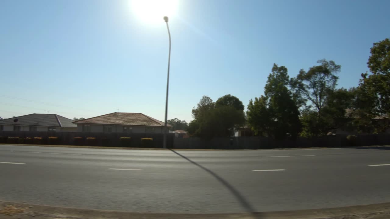 조용한 호주 교외 고속도로의 오른쪽 방향 운전 관점 - 실내 자동차 장면 그린 스크린 교체에 이상적