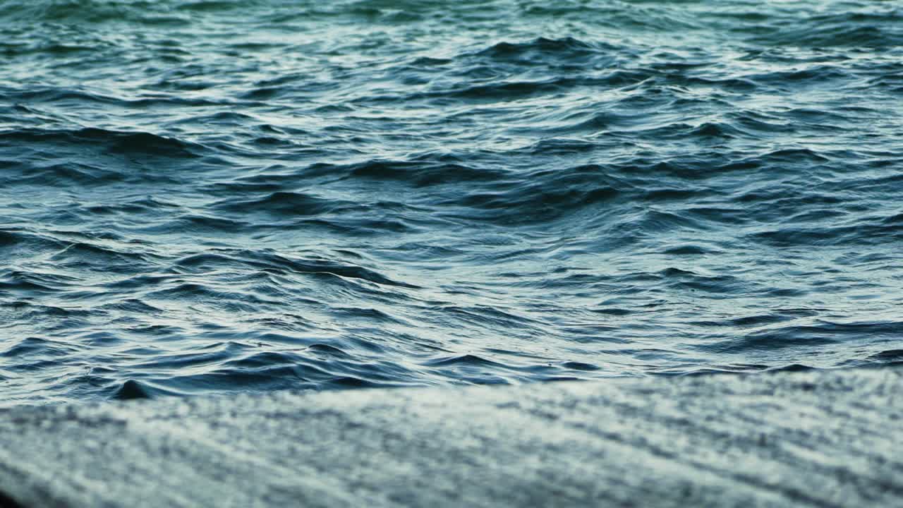 Belles vagues dans la mer. Arrière-plan avec l'ondulation de la surface de l'eau.