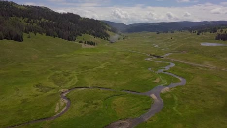 las amplias vistas del exuberante valle, rodeado de las glorias de la naturaleza, inspiran temor y calma