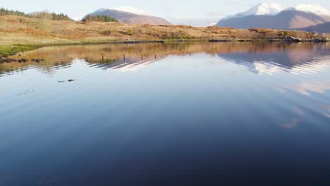 Imágenes-Aéreas-De-Drones-Volando-Bajo-Y-Cerca-De-La-Orilla-Del-Lago-Etive