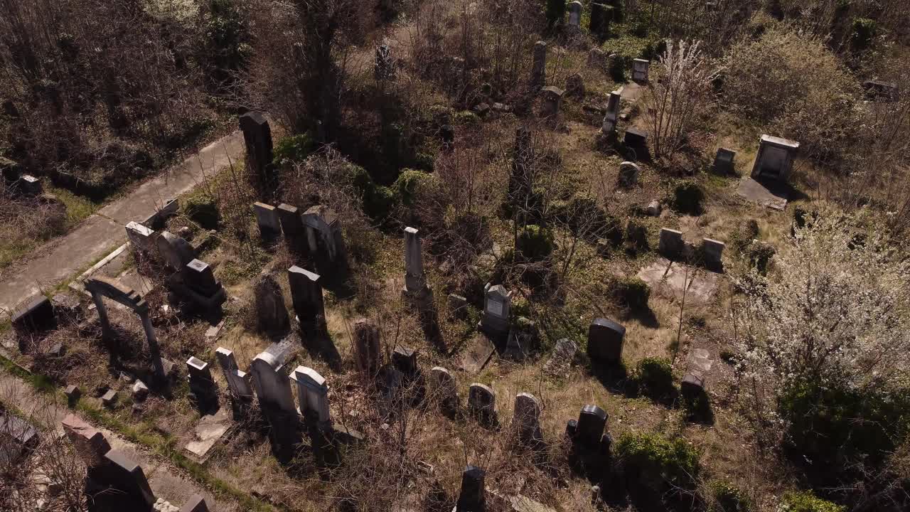 vista aérea del cementerio abandonado. fondo de halloween