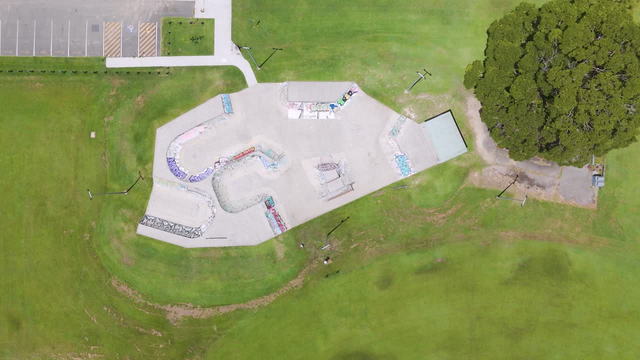 스케이트 파크와 스포츠 경기장의 드론 영상