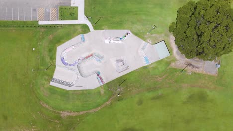 imágenes de drones del parque de patinaje y el campo deportivo