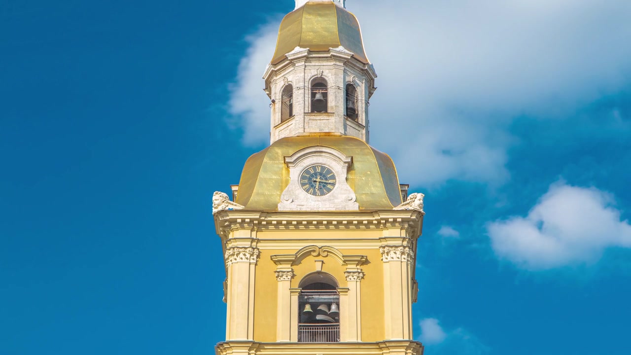 L'orologio della Cattedrale dei Santi Pietro e Paolo nella fortezza di Petropavlovskaya a San Pietroburgo, timelapse. Cielo blu nuvoloso sullo sfondo.