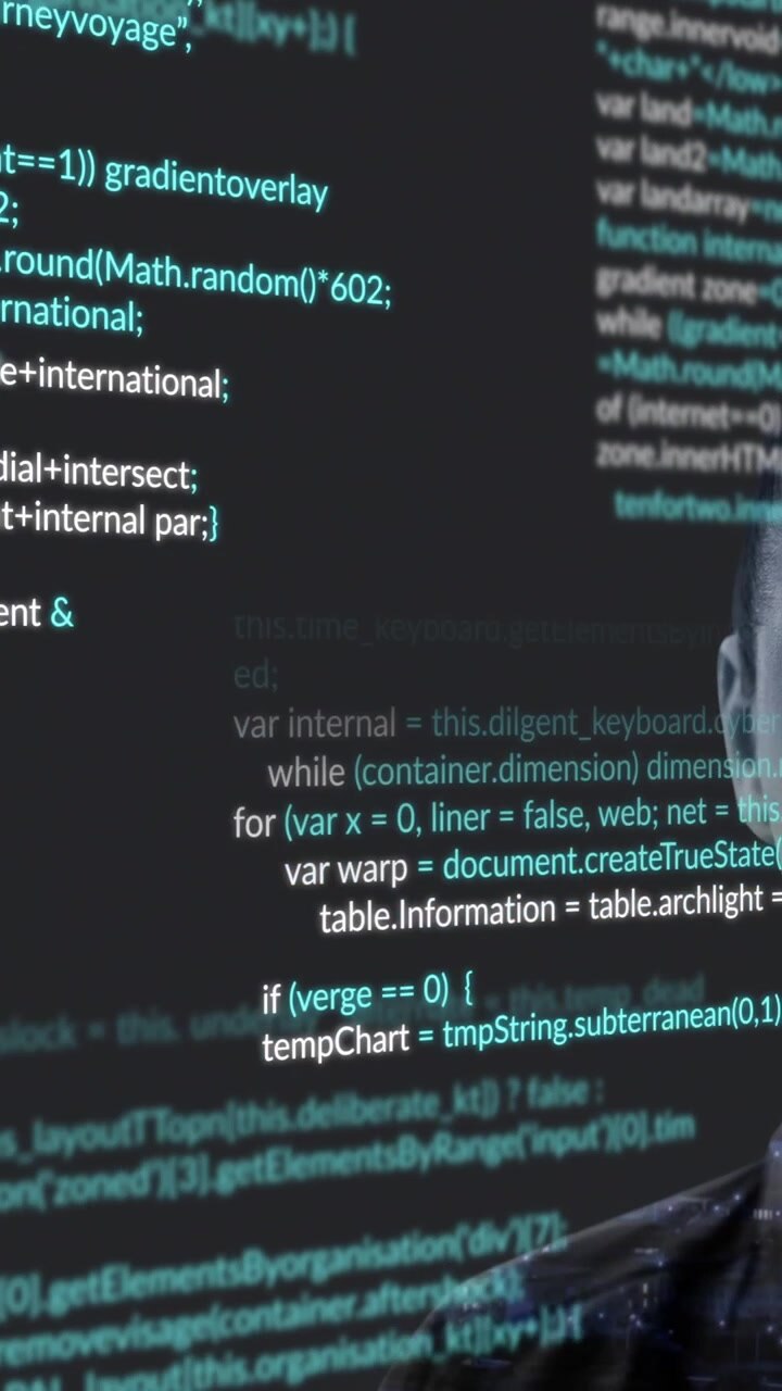 Animation af computerkode over seriøs kvinde på mørk baggrund, der fokuserer på skærmen