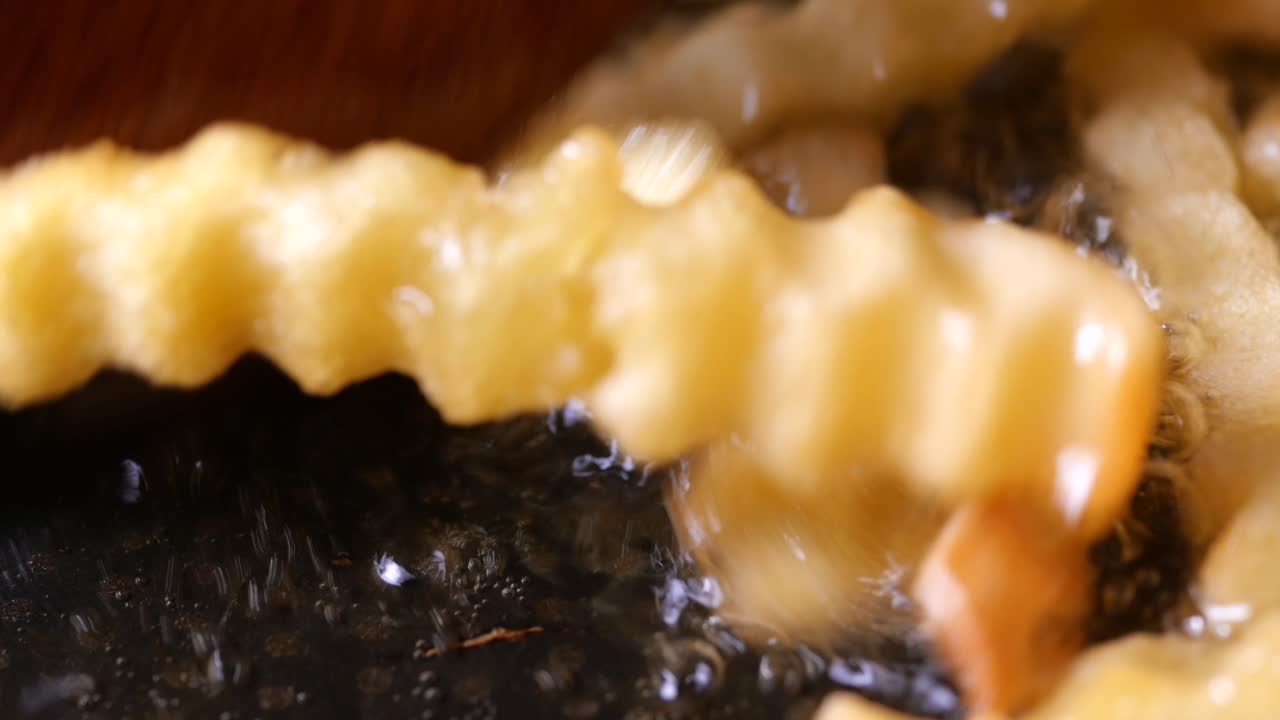 жарить картошку фри