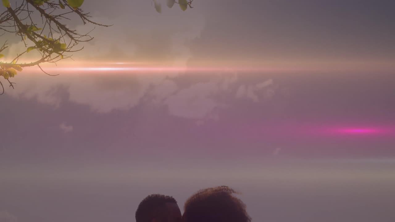 анимация светлых пятен над африканско-американской парой, целующейся