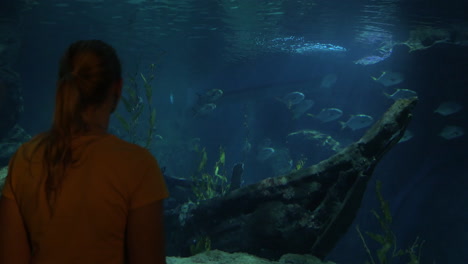 Mujer-Joven-En-Bangkok,-Tailandia,-En-El-Oceanario-De-Siam-Ocean-World-Observando-Peces.