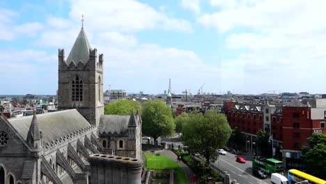 Iglesia-De-Cristo-Vista-Desde-La-Torre-De-San-Miguel-En-El-Museo-De-Dublín-Mientras-Los-Autos-Conducen