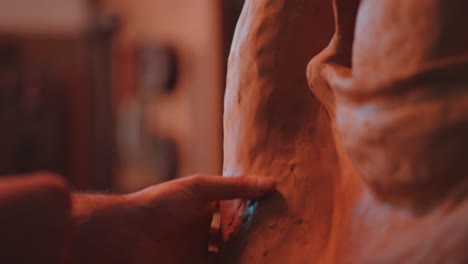 artesano que da forma a la arcilla, creando esculturas con precisión y arte