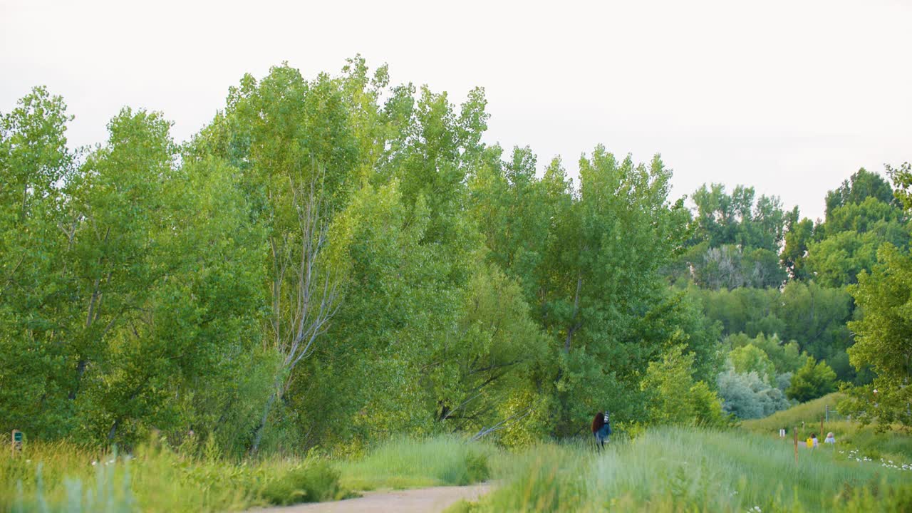 월든 연못 의 길 을  ⁇ 고 있는 사람 들