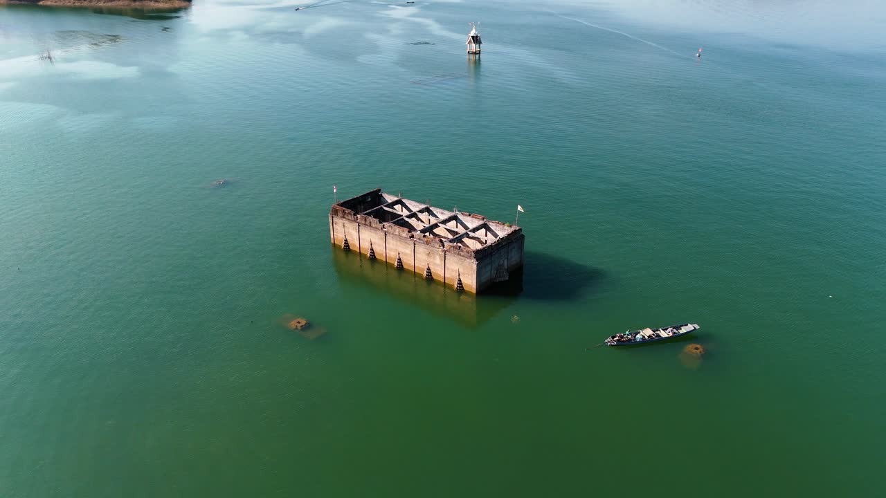 드론이 태국 수중 사원을 았습니다.