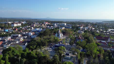 Ruhiger-Traditioneller-Thailändischer-Tempelkomplex,-Tropische-Landschaft