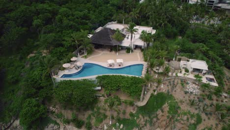 Ascending-aerial-over-picturesque-landscape-along-the-mesmerizing-coastline-in-Huatulco,-Mexico