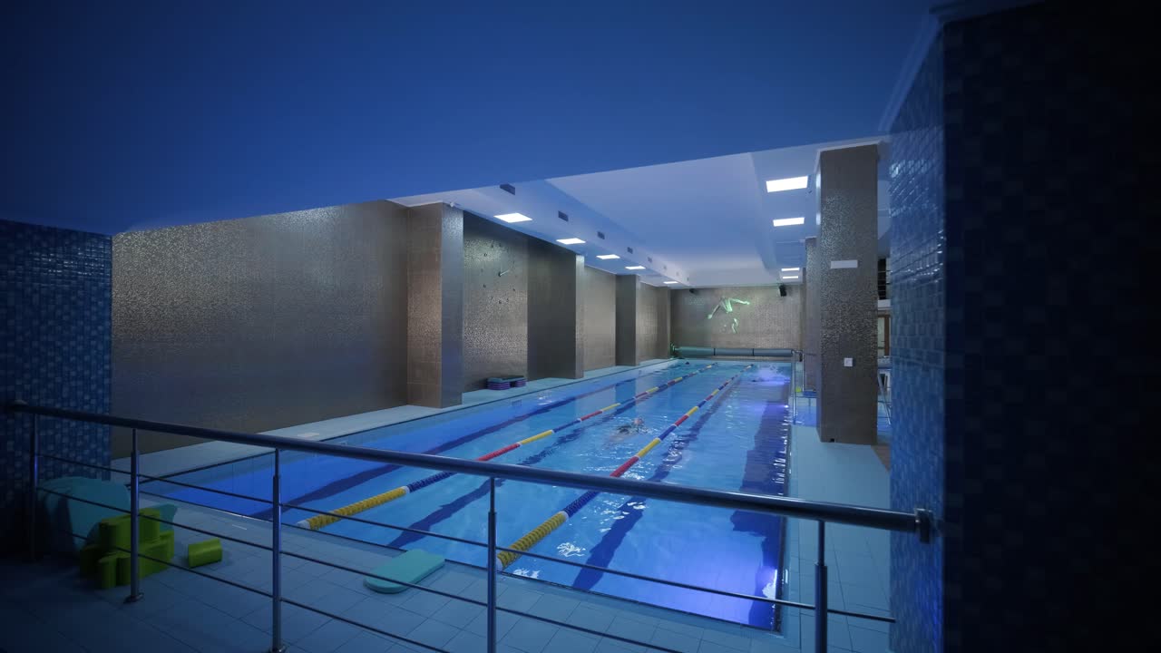 пустой бассейн с отражением дневного света, стрельба в кастрюле