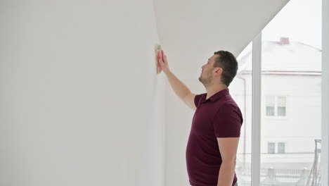 hombre reparando una pared
