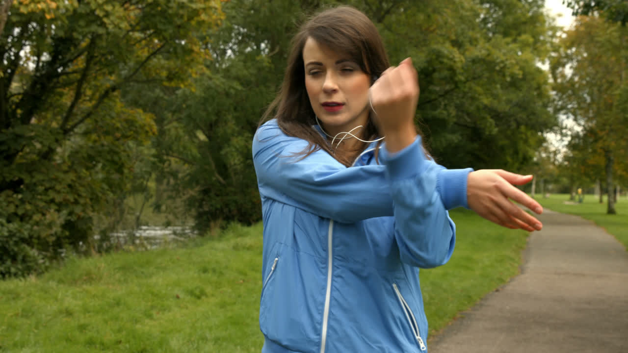 mujer en forma estirando sus brazos