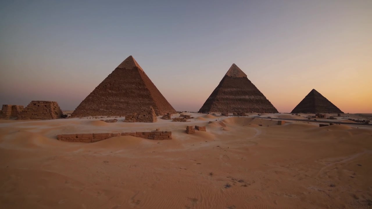 Starověké egyptské pyramidy při západu slunce na poušti