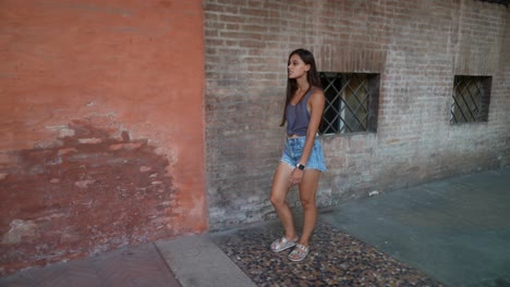 mujer caminando por una ciudad italiana