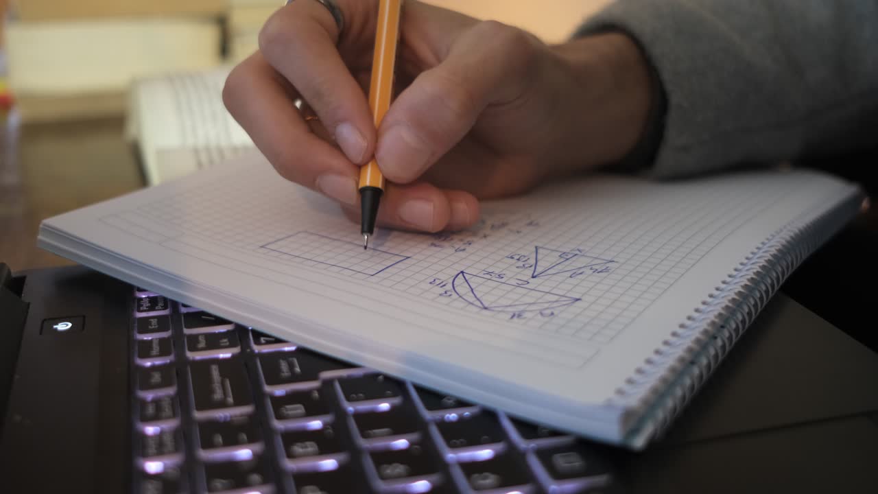 problema de matemáticas en un cuaderno