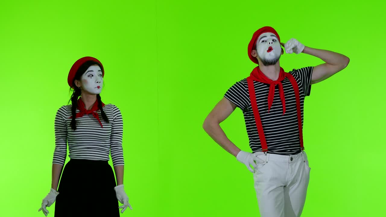 초록색 배경 에서 전화 로 이야기 하는 미미