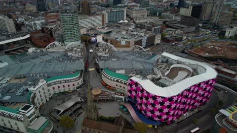 Vista-Aérea-Panorámica-Sobre-El-Centro-Comercial-De-La-Plaza-De-Toros-Y-La-Nueva-Estación-De-Tren-De-La-Calle-Del-Centro-De-La-Ciudad-De-Birmingham