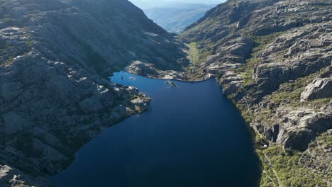 Embalse-De-Agua-De-La-Laguna-De-Covão-Do-Meio-En-El-Desfiladero-De-Loriga,-Serra-Da-Estrela