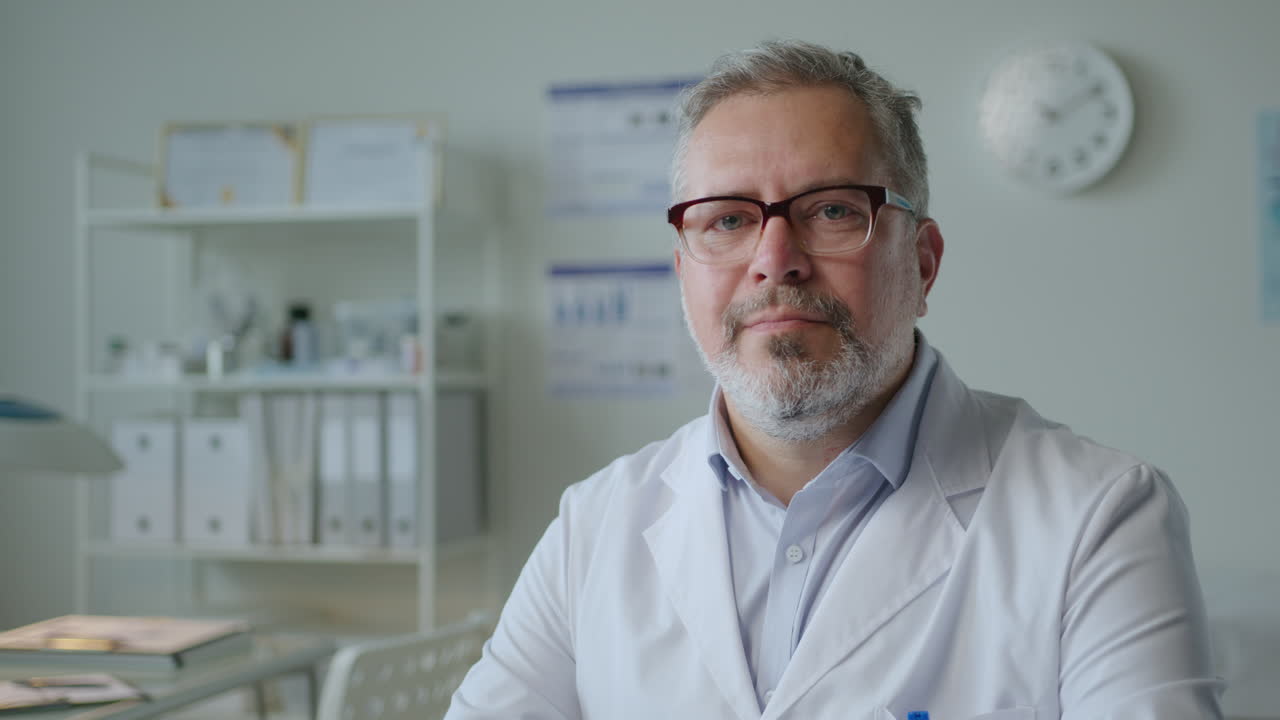 Retrato de um médico experiente trabalhando em uma clínica