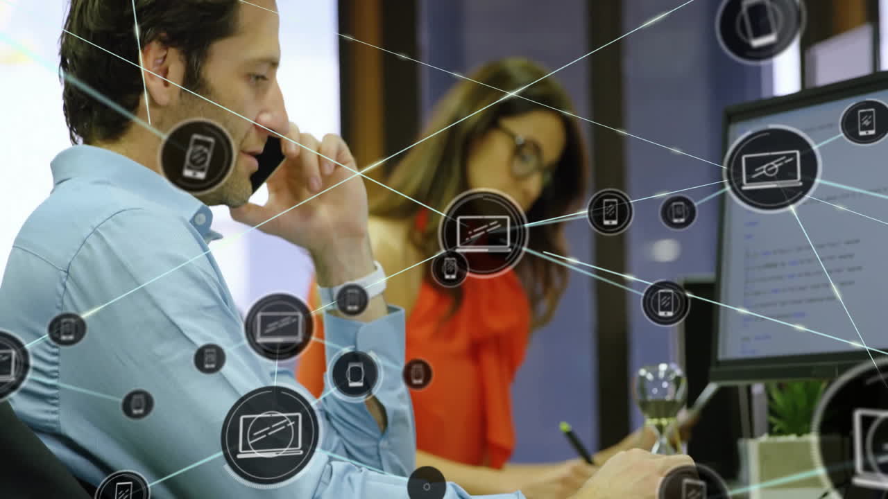 conexiones de red y animación de procesamiento de datos sobre personas de negocios que trabajan en la oficina