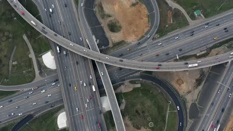 Vista-Aérea-Timelapse-De-Una-Intersección-De-Autopistas-Con-Senderos-De-Tráfico-En-Moscú.