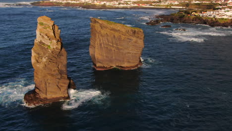 Drohnenaufnahme-Der-Majestätischen-Felsformationen-In-Der-Nähe-Des-Mosteiros-Strandes-Auf-Der-Insel-Sao-Miguel