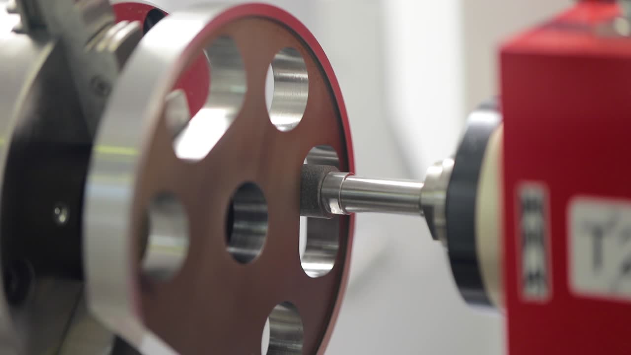 금속 가공 cnc 밀링 기계. 금속 절단 현대 가공 기술.