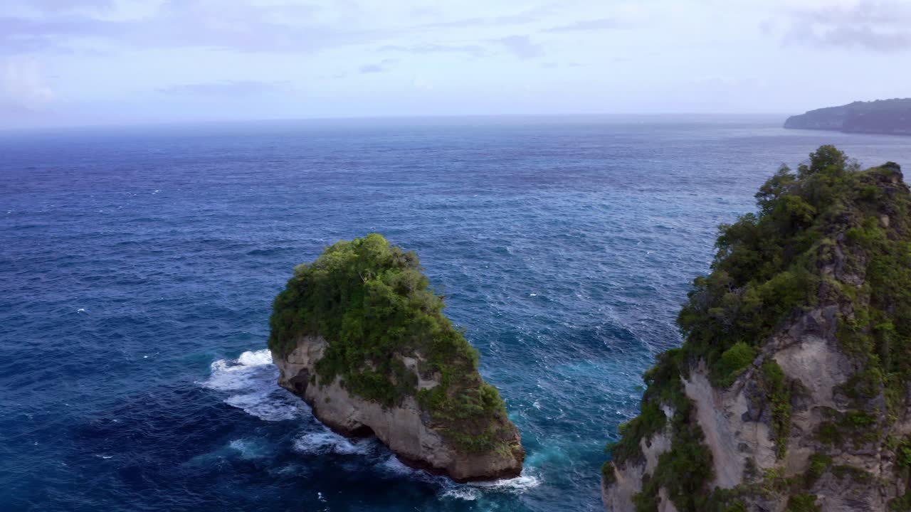 las distintivas formaciones rocosas en forma de diamante de la playa de diamantes en bali, indonesia