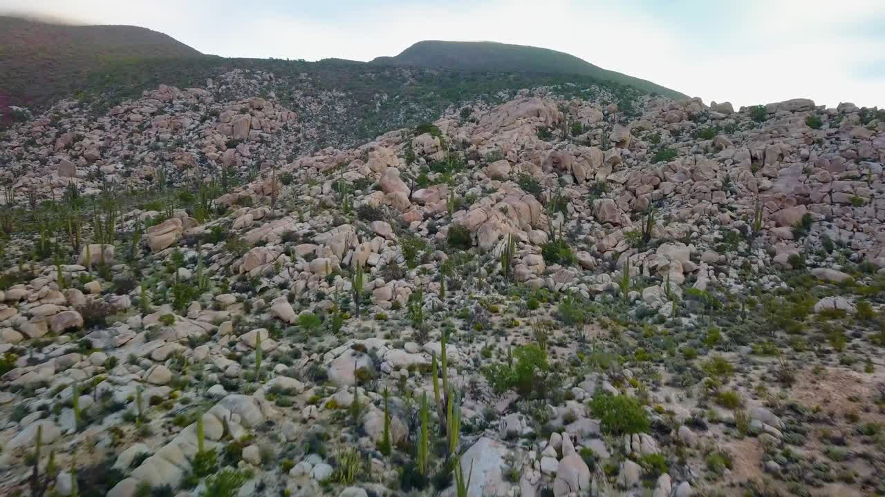 카타비나 사막의 암석 자연에 대한 공중 전망, 흐린 일몰, 멕시코 - 팬, 드론 샷