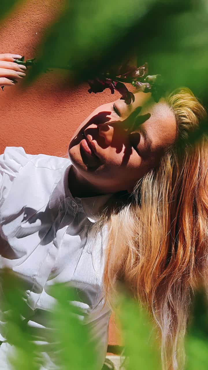 mujer en un jardín con flores