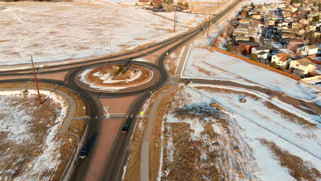 Vista-De-Drones-De-Una-Rotonda-En-Un-Nevado-Denver