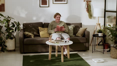hombre leyendo libro