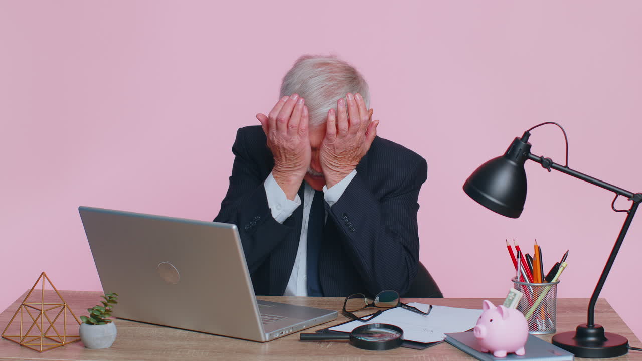 지친 고위 사업가, 안경을 벗고, 눈이 아프고, 과도한 작업, 소진, 졸음.